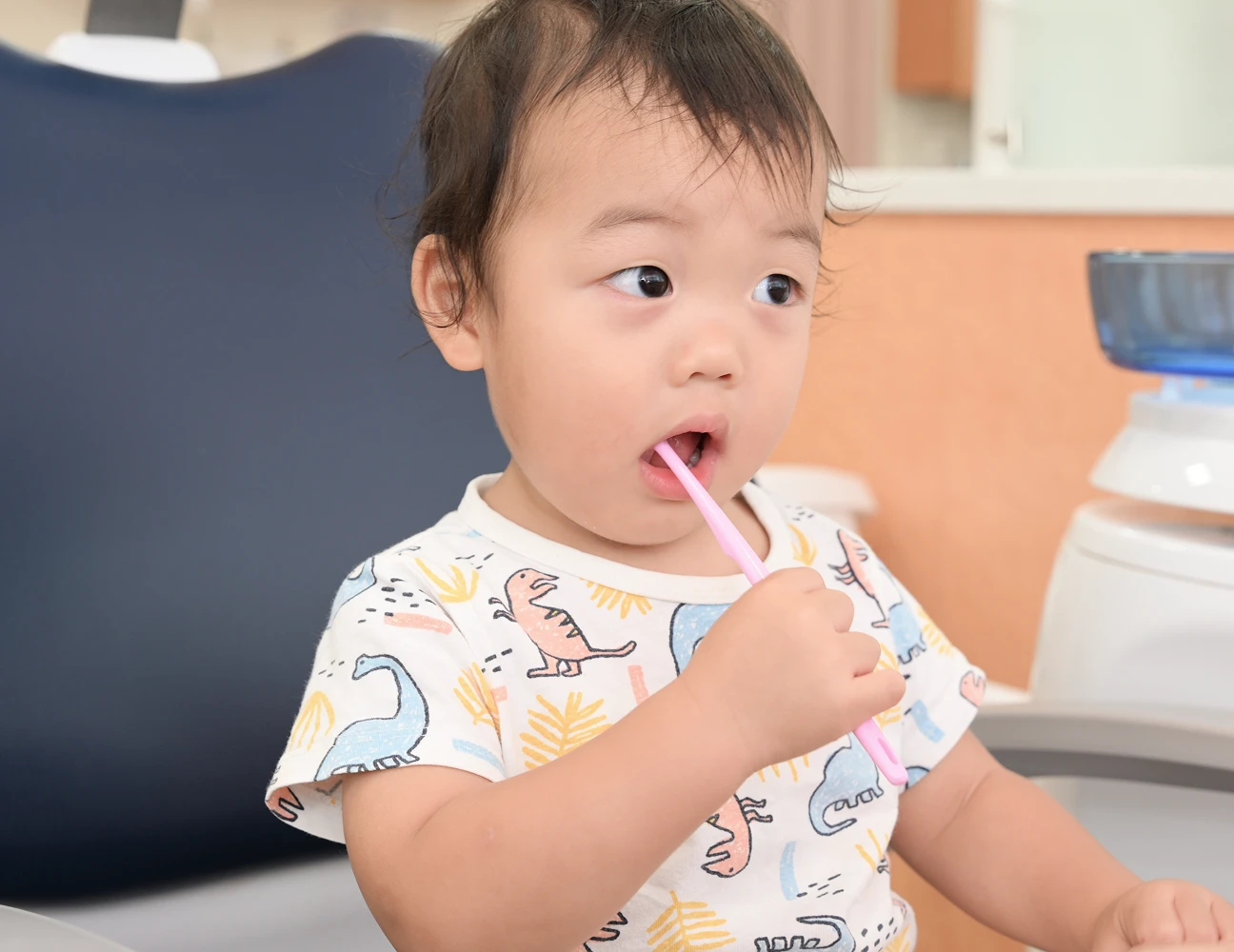 歯磨きする赤ちゃん