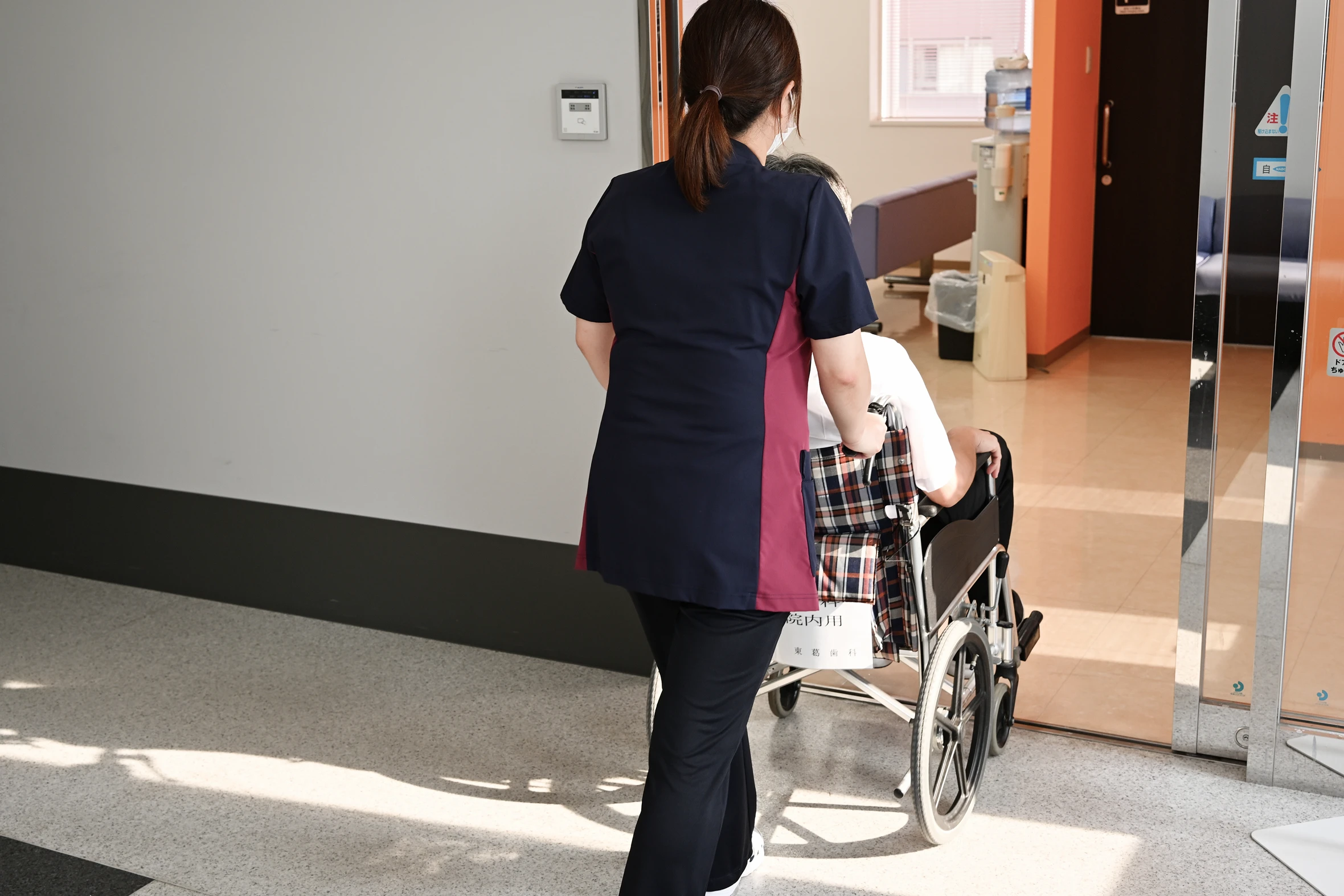 車いすで移動中